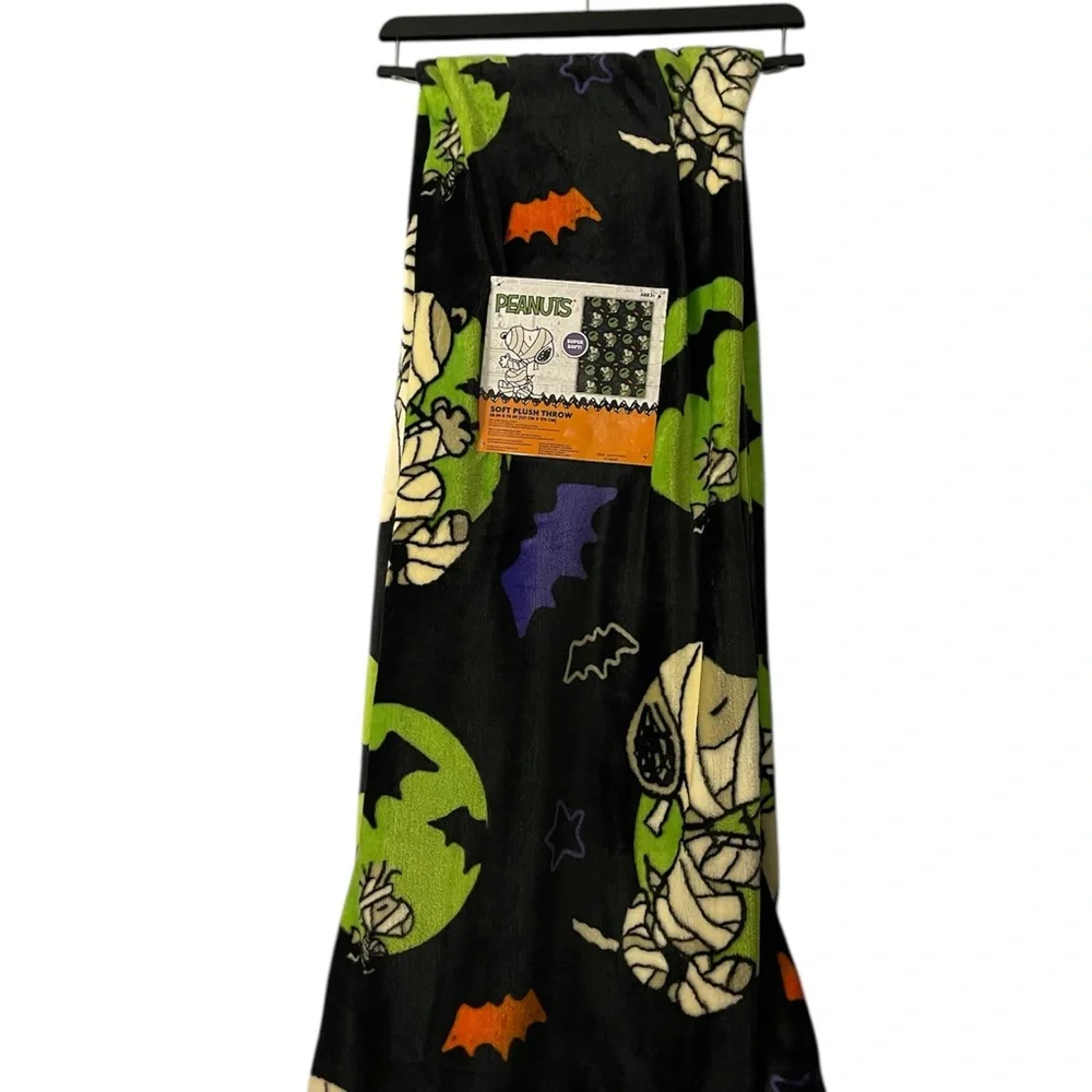 New “Peanuts/Snoopy/Charlie Brown”‎ Halloween Throw/Blanket